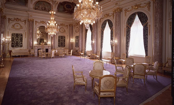 Une photo du tapis de la salle Asahi no Ma. Le magnifique tapis violet est déployé, arborant ses motifs de fleurs de cerisiers.