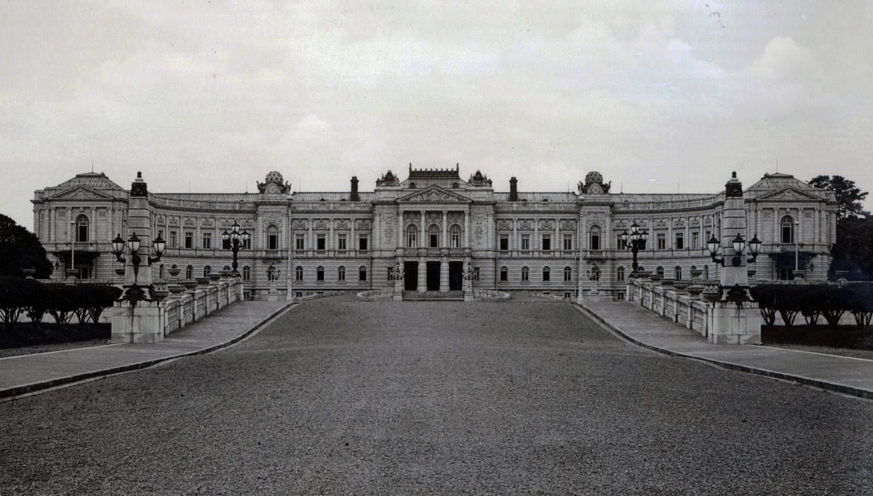 Une photo du bâtiment principal de la Maison des hôtes d’État, Palais d’Akasaka, au moment de sa création en 1909, vu de l’ouest.