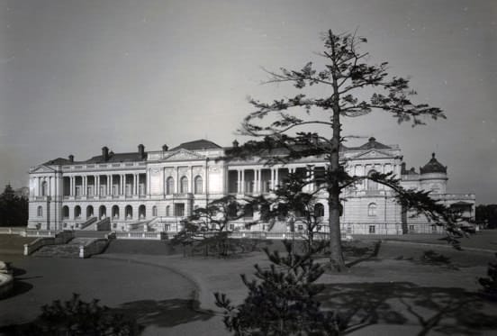 Una fotografía del edificio principal de la Casa de Invitados del Estado, Palacio de Akasaka en el momento de su construcción en 1909, visto desde el sur.