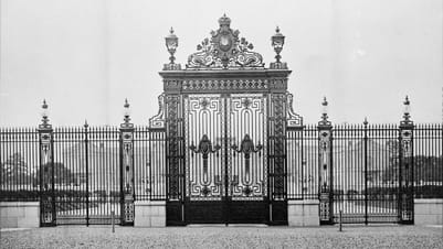 Una fotografía de la puerta principal de la Casa de Invitados del Estado, Palacio de Akasaka en el momento de su construcción en 1909. A diferencia de hoy día, la puerta principal era en aquel entonces de color negro.