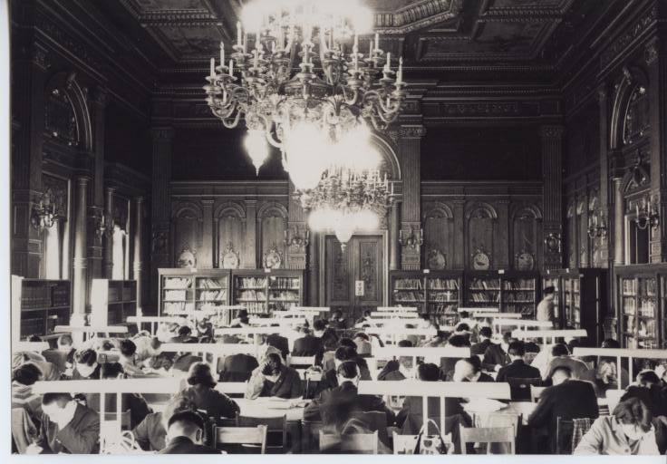 Une photo du Sairan-no-ma dans la période d’après-guerre, lorsque la salle servait de cour de destitution des juges.