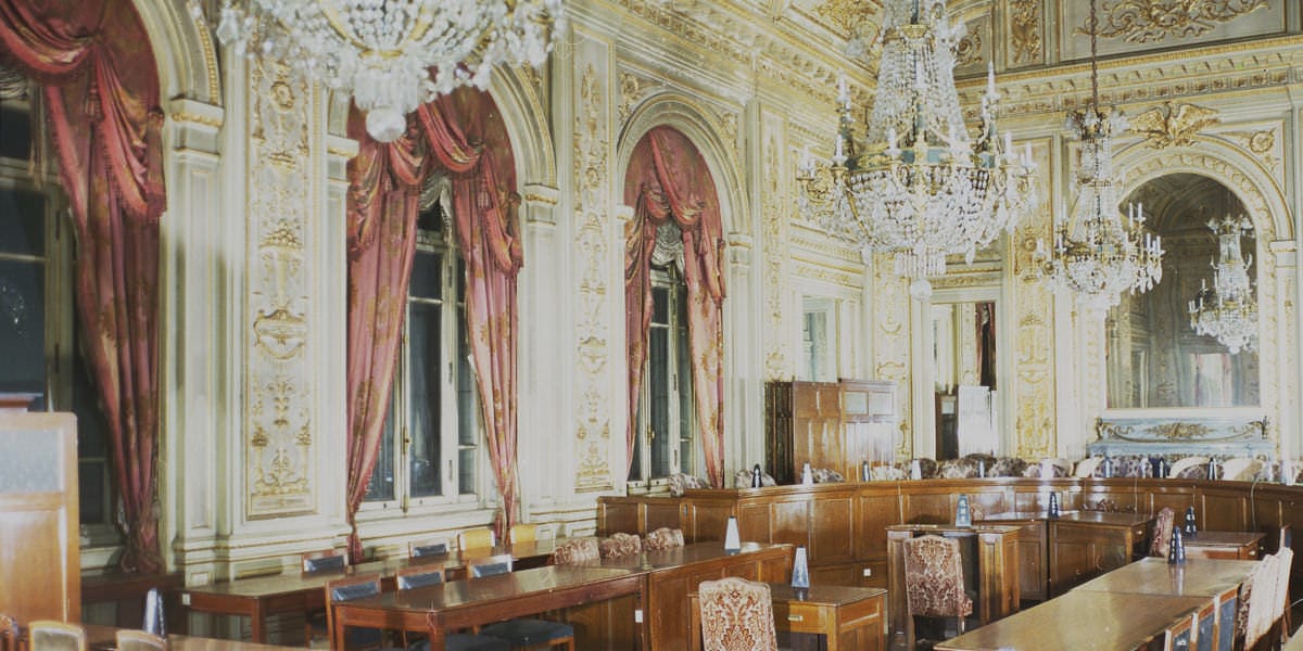 A photo of Sairan-no-ma in the post-war period, when the room was used as a judge impeachment court.