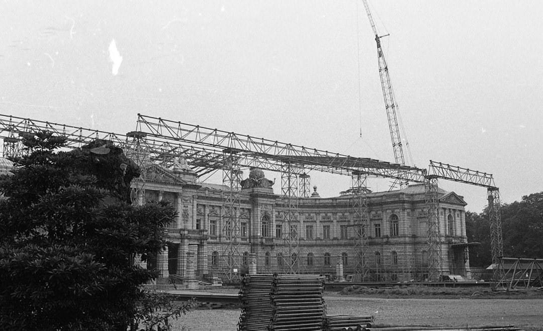 Une photo de l’extérieur de la Maison des hôtes d’État, Palais d’Akasaka, au cours des réparations qui ont été lancées en 1910. On aperçoit une imposante grue.