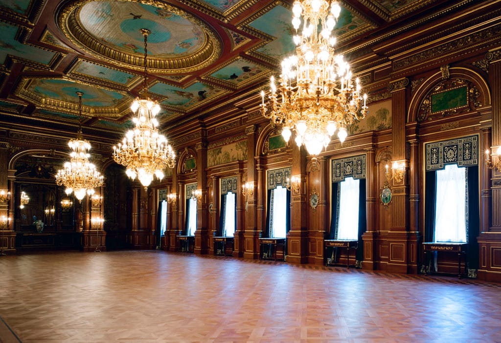 Una fotografía de vista completa de la sala Kacho no Ma. Las paredes están revestidas con suntuosa madera de fresno japonés de color pardo rojiza, que dotan a la sala de una sensación de tranquilidad.