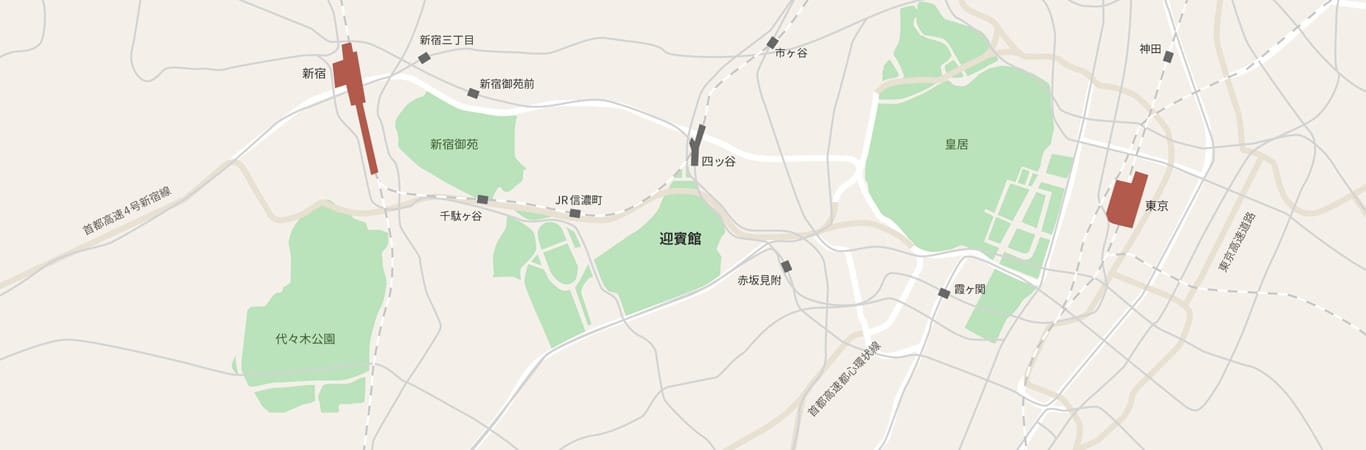 迎賓館赤坂離宮の東京都心における位置を示す地図。迎賓館の東には皇居が、西には新宿御苑や代々木公園が位置します。