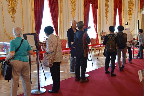 本館的參觀景況,參觀者正在欣賞於羽衣廳展示的接待外賓時的照片。