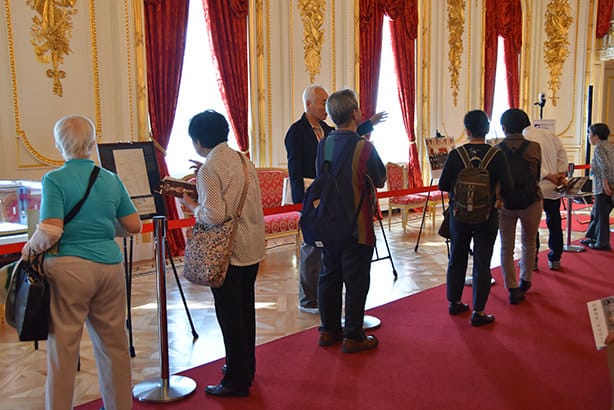 Une photo de visiteurs dans le bâtiment principal. Dans la salle Hagoromo no Ma, on peut voir les visiteurs alignés venus découvrir une exposition consacrée aux visites officielles de la Maison des hôtes d’État, etc.