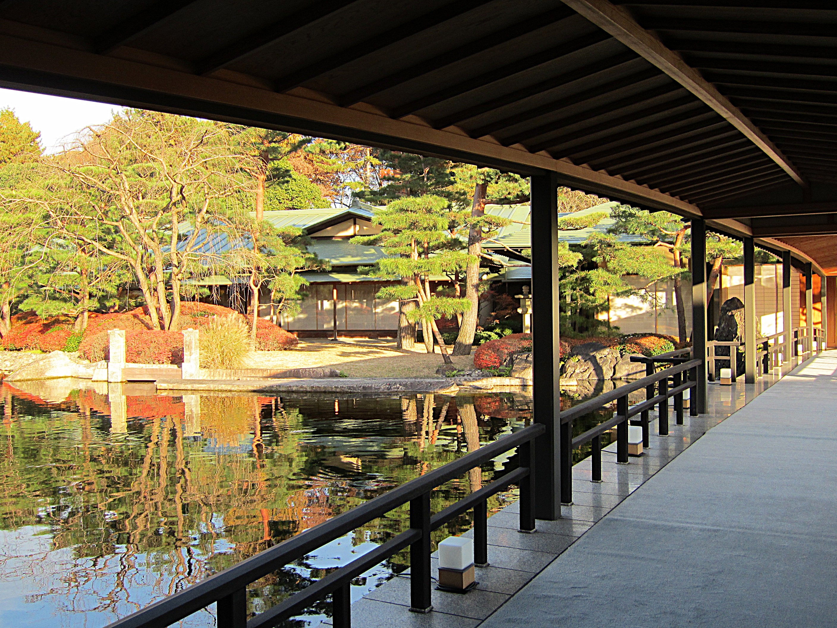 「廊橋」から眺める日本庭園
