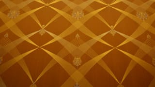 무대문의기리카네를가까이에서찍은사진입니다.몇번이나교차된금박과은색백금의정교한무늬를보면매우숙련된기량,집중력과함께제작하는데걸린시간을짐작할수있습니다.