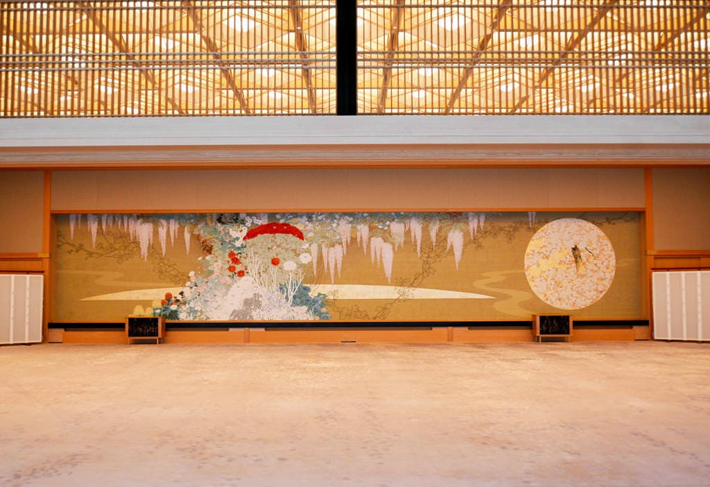 Una fotografía de la vista completa de la sala Fuji no Ma, fotografiada desde el corredor. Hacia delante se encuentra el tapiz 
