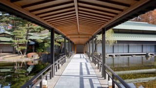 This photo of the bridge connecting the east and west eaves is taken from the perspective of a person walking along the bridge from the west side. The covered bridge's ceiling is in a 