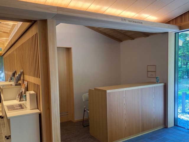 Une photo du comptoir de réception en bois à l’intérieur de l’espace de repos Seiwain.