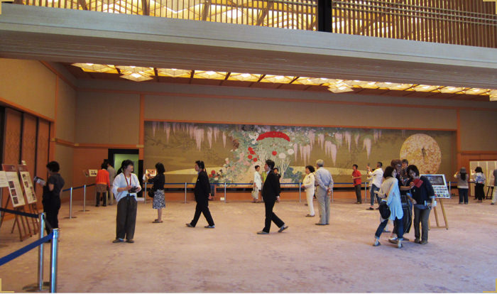 Une vue d'une visite de la Maison des hôtes d'État de Kyoto via une visite libre. Les visiteurs de la Maison des hôtes d'État peuvent suivre le parcours de visite à leur rythme, sans guide.