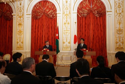 彩鸞の間において行われた、ヨルダン・ハシュミット王国アブドッラー国王と安倍総理による共同記者会見の様子