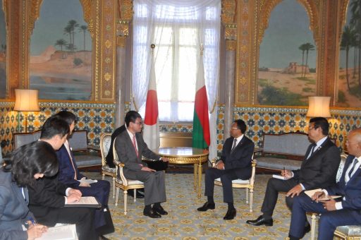 東の間において、河野外務大臣がマダガスカル共和国ラジャオナリマンピアニナ大統領閣下へ表敬訪問をしている様子の写真
