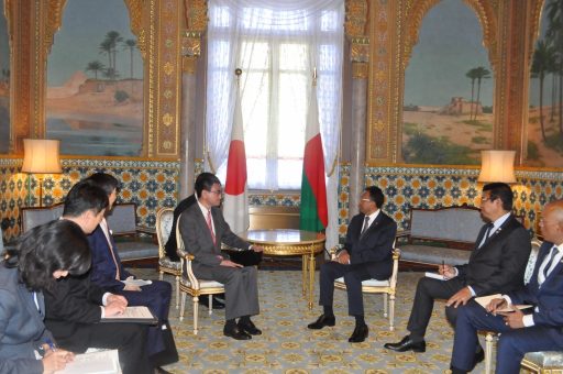 The Foreign Minister Kono making a courtesy call on H.E. Mr. Rakotoarimanana Hery Martial Rajaonarimampianina the president of Republic of　Madagascar in Higashi no Ma