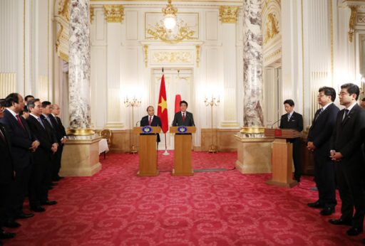 朝日の前の大ホールにおいて行われた、ベトナム社会主義共和国フック首相と安倍総理による共同記者会発表の様子