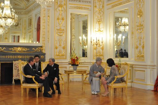 彩鸞の間において、ルクセンブルク大公国アンリ大公殿下とアレクサンドラ王女殿下が天皇皇后両陛下とお別れの御挨拶をされている写真