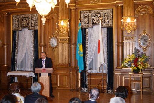 花鳥の間で行われた授賞式において、平和賞を受賞し、スピーチするカザフスタン共和国ナザルバエフ大統領の様子