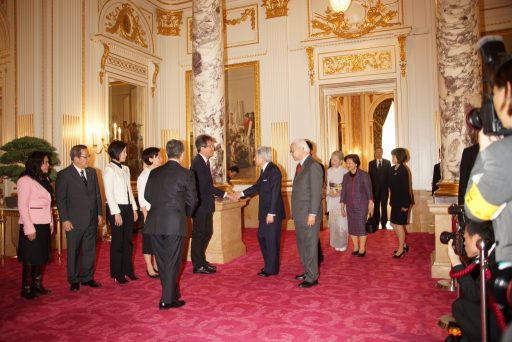 Greeting the party of Republic of Singapor by T.M the Emperor and Empress in front of Asahi no Ma