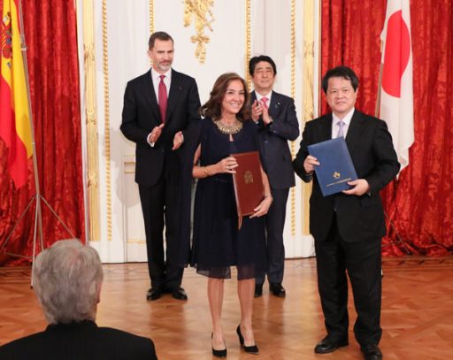 The director Carmen Bella and the president Suematsu Makoto exchanging documents at the Signed Document Exchange Ceremony in Hagoromo no Ma