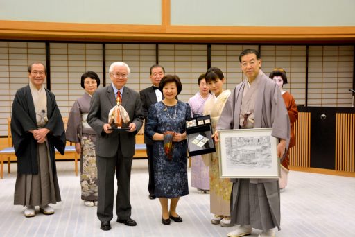 H.E.Dr. Tony Tan Keng Yam, the President of the Republic of Singapore and Mrs. Mary TAN Chee Bee Kiang exchanged commemorative gifts at welcome reception organized by the host region Kyoto.