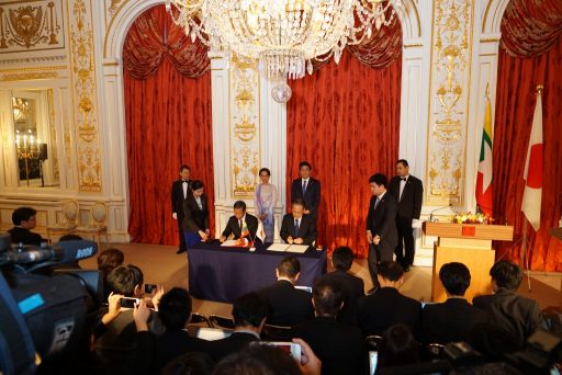 羽衣の間において行われた、署名文書交換式の様子。 チョウ・ウィン大臣と樋口建史大使が署名しています。