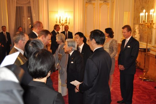 彩鸞の間の前において、天皇皇后両陛下がルクセンブルク大公国殿下公式随員一行と御会釈されている様子