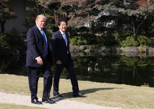 和風別館の日本庭園において、アメリカ合衆国トランプ大統領と安倍総理が散歩をしている写真