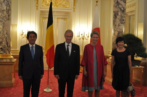 A photograph of T.M. the King Philippe, the Queen Mothilde of the Kingdaom of Belgium, the Prime Minister Abe and Mrs. Abe in the Grand staircase hall