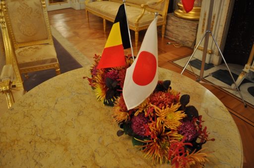 Table flags of Kingdaom of Belgium and Japan with flowers reflecting the color of Belgium flag at the meeting in Asahi no Ma