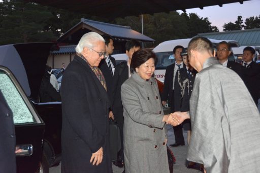 H.E.Dr. Tony Tan Keng Yam, the President of the Republic of Singapore and Mrs. Mary TAN Chee Bee Kiang are greeted by the Vice Director of the State Guest House.