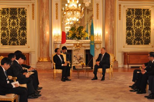 朝日の間において、河村カザフスタン友好議員連盟会長がナザルバエフ大統領へ表敬訪問している様子