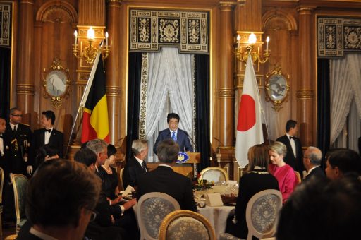 花鳥の間において行われた、安倍総理夫妻主催の晩餐会の様子。安倍総理が挨拶をしています。