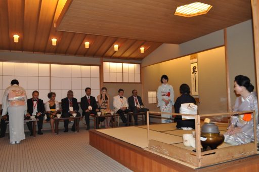 和風別館の茶室において、アジア太平洋最高裁判所長官たちが茶道を体験されている様子