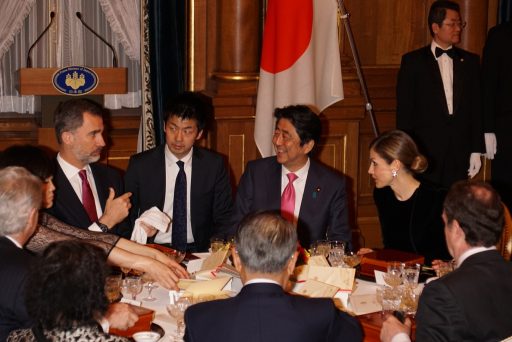 花鳥の間において行われた晩餐会の様子。スペイン王国フェリペ国王と安倍総理が談笑しています。