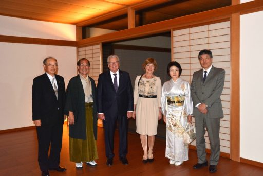 地元3者主催夕食会後の記念撮影時におけるドイツ連邦共和国ヨアヒム・ガウク大統領の写真