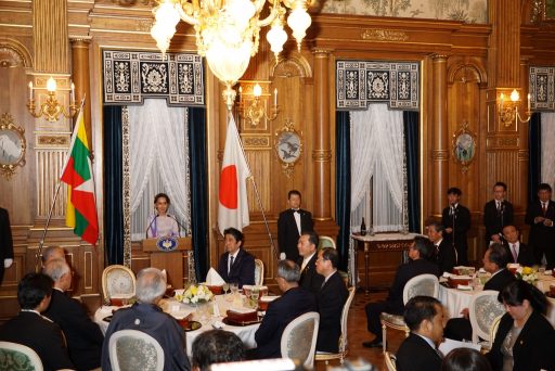 花鳥の間において行われた安倍総理主催の晩餐会の様子。ミャンマー連邦共和国アウン・サン・スー・チー顧問が挨拶をしています。