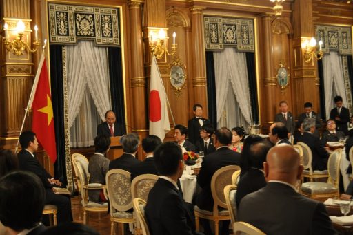花鳥の間において行われた、安部総理夫妻主催の晩餐会の様子。フック首相が挨拶をしている写真