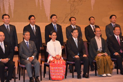 記念撮影におけるミャンマー連邦共和国アウン・サン・スー・チー国家最高顧問の写真