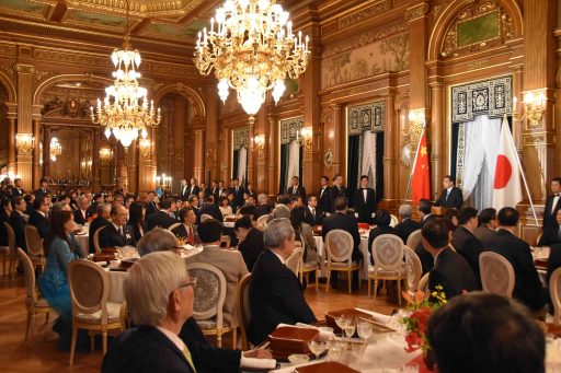 花鳥の間において行われた、安倍総理主催晩餐会の様子。挨拶する李克強総理