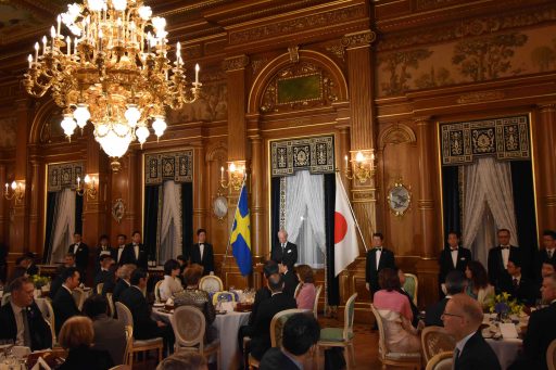 花鳥の間において行われた安倍総理主催の晩餐会の様子。挨拶をするグスタフ国王の写真