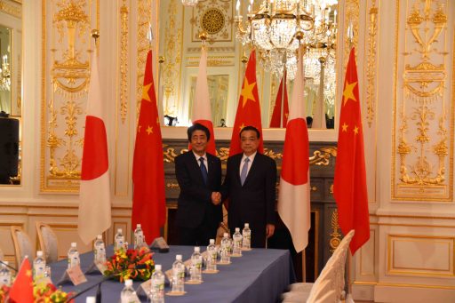 彩鸞の間において、首脳会談前に握手をする李克強総理と安倍総理の写真
