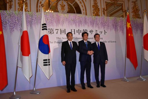 日中韓首脳による記念撮影の様子。羽衣の間において、サミット前に日中韓首脳が手を携えています。