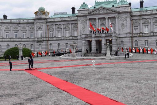 H. E. Mr. LI Keqiang , Premier of the State Council of the People’s Republic of China and the Prime Minister Abe standing on the platform at the Welcome Ceremonoy in the Front Garden