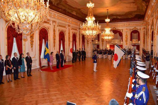 羽衣の間において行われた歓迎行事の様子。受礼台にグスタフ国王及びシルヴィア王妃と安倍総理夫妻が起立している写真。