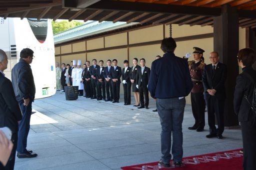 京都迎賓館出発前に、正面玄関の横で整列するスタッフに感謝を述べられる上院議長の様子