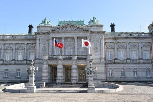 迎賓館2階のテラスに掲げられたサモア独立国と日本の国旗の写真