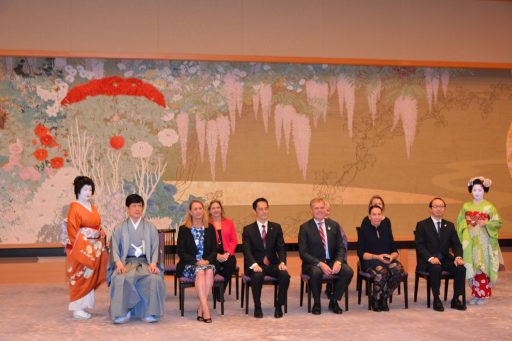 The delegation is seated side-by-side in two rows in front of the Tsuzure-ori tapestry “Reika” in Fuji no Ma room for commemoration photo.