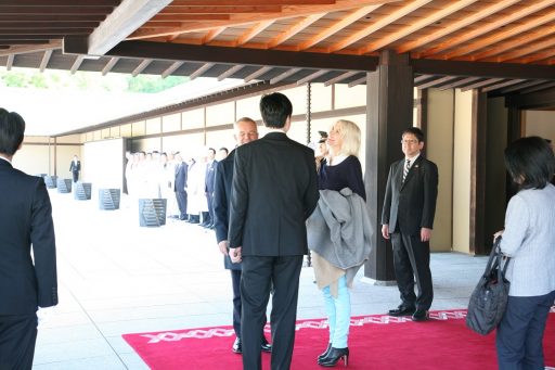 京都迎賓館を出発する国民議長と同令夫人が正面玄関で、迎賓館次長からのお見送りを受ける様子の写真